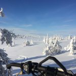 Snöskoter äventyr som paketresa för dig som vill testa snöskoter